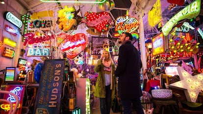 La tienda God&rsquo;s Own Junkyard (la chatarrer&iacute;a del mism&iacute;simo Dios), especializada en neones, se encuentra en el barrio londinense de Walthamstow. 