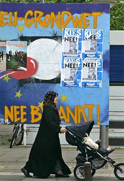 Una mujer, ante carteles que piden el <i>no</i> a la Constitución en Amsterdam.