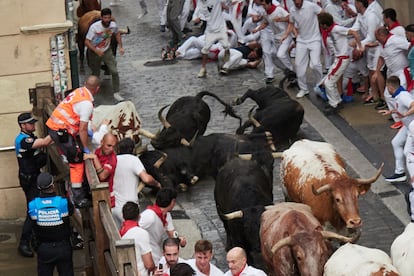 Varios toros caen al suelo durante el recorrido, en el primer encierro de los sanfermines, este lunes.