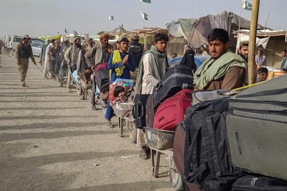 Ciudadanos afganos hacen cola en el paso fronterizo de Chaman, entre Pakistán y Afganistán, este martes.