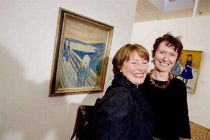 La portavoz del museo Munch, Jorunn Christoffersen (derecha) y la presidenta de esta pinacoteca, Gro Balas, sonríen tras conocer la noticia de la recuperación de las dos obras de arte. La policía noruega ha asegurado "al cien por cien" que las obras encontradas son las originales, y han asegurado que el daño que han sufrido &#39;El grito&#39; y &#39;Madonna&#39; ha sido "menos del esperado.