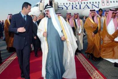 El príncipe saudí Abdalá (derecha) recibe al presidente sirio, Bachar el Asad, en el aeropuerto de Riad