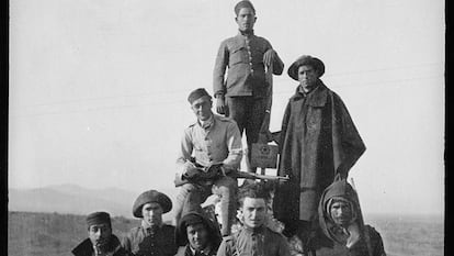 Un destacamento de españoles en Dar Quebdani, en el Rif, en 1923, en una fotografía del libro 'Fotografía del desastre', de Eustaquio Berriochoa, cedida por Andoni Lubaki.
