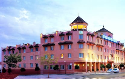 Exterior del hotel NH Córdoba Guadalquivir. 