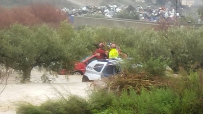 Los servicios de emergencia han rescatado a una mujer que quedó atrapada en su vehículo mientras circulaba por la carretera de Caravaca, en Lorca.