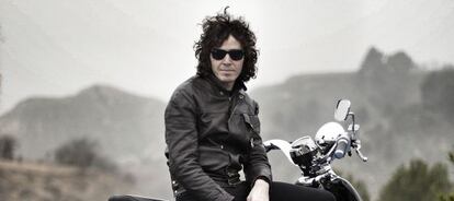 Rubén Pozo con su moto en un paraje de Paracuellos del Jarama.