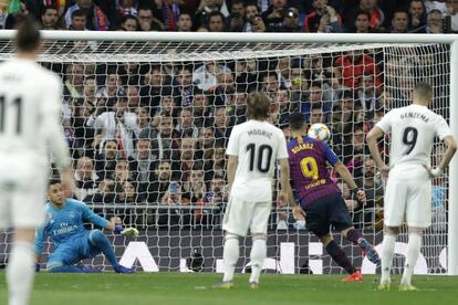 El delantero del Barcelona, Luis Suárez, marca de penalti a lo Panenka, el tercer y definitivo gol para el equipo de Valverde.