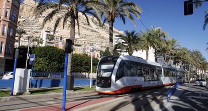 Un tanv&iacute;a en Alicante fabricado por Vossloh, una de las empresas analizadas.