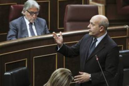 El ministro de Educación, Cultura y Deporte, José Ignacio Wert, durante su intervención en la sesión de control al Gobierno, en el pleno del Congreso.