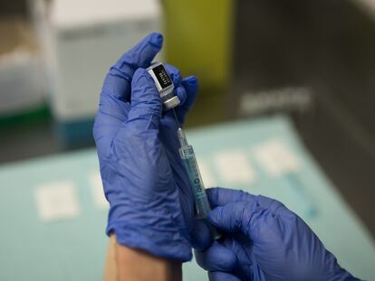 Preparación para inyectar la vacuna de Pfizer, el 28 de enero, en Barcelona.