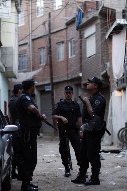 Policías argentinos, durante un operativo antidroga en la periferia de Buenos Aires.