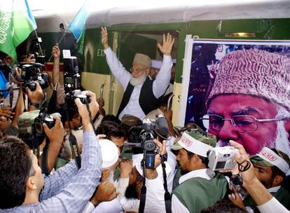 El 'qazi' Hussain Ahmed, principal líder de organización Jamaat-e-Islami, a su salida de Peshawar. Jamaat guarda parentesco ideológico con los Hermanos Musulmanes egipcios y echan un pulso al Gobierno pidiendo el fin de las operaciones militares en las zonas tribales fronterizas.