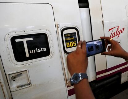 Las pruebas entre la capital administrativa, Nueva Delhi, y la financiera del país asiático, Bombay, se prolongarán durante las próximas dos semanas. Un hombre fotografía el vagón del tren de alta velocidad estacionado en Bombay pero que indica Barcelona en su cartel, porque Talgo ha traído desde la capital catalana este convoy para probarlo en India.