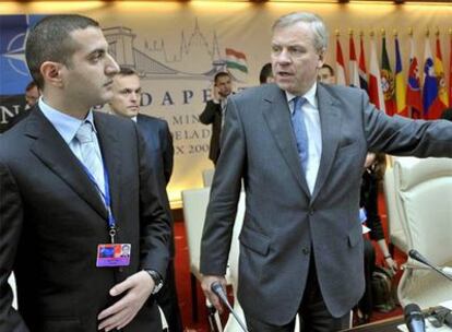 El ministro de Defensa de Georgia, Davit Kezerashvili (izquierda), habla con el secretario general de la OTAN, Jaap de Hoop Scheffer.