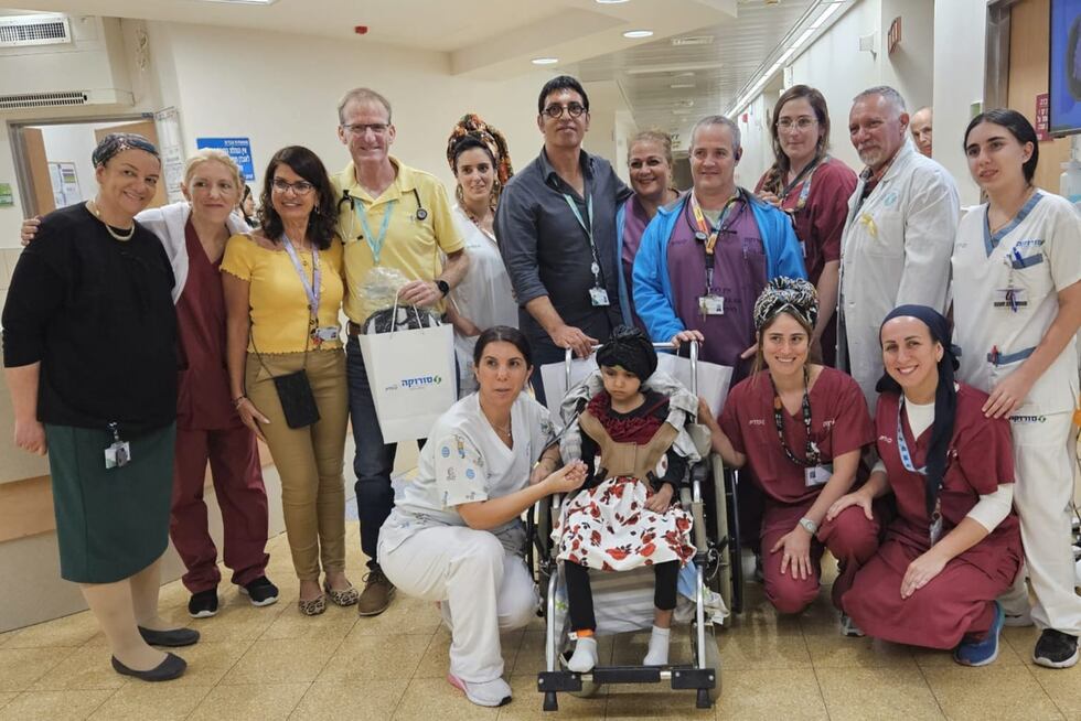 Amina Hasuna (c), la niña beduina de siete años que resultó herida de gravedad en el ataque iraní con drones y misiles contra Israel del pasado abril, fue dada de alta este domingo del hospital en el que llevaba más de tres meses ingresada. EFE/ Soroka Medical Center SÓLO USO EDITORIAL / SÓLO DISPONIBLE PARA ILUSTRAR LA NOTICIA QUE ACOMPAÑA (CRÉDITO OBLIGATORIO)
