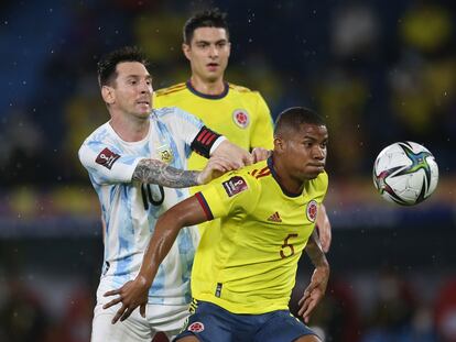 Lionel Messi y Wilmar Barrios disputan un balón en un partido entre Argentina y Colombia