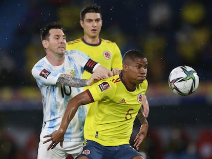 El colombiano Wilmar Barrios defiende el balón ante Lionel Messi, en el Colombia-Argentina.