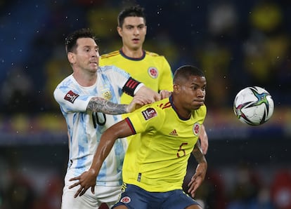 Lionel Messi y Wilmar Barrios disputan un balón en un partido entre Argentina y Colombia