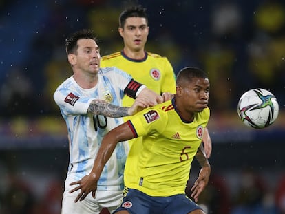 El colombiano Wilmar Barrios defiende el balón ante Lionel Messi, en el Colombia-Argentina.