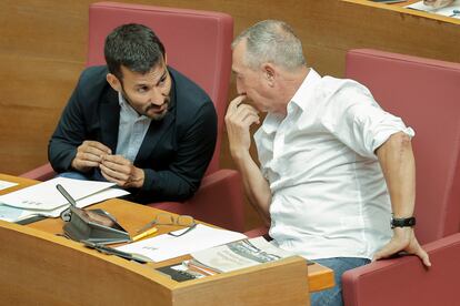 Vicent Marzà y el portavoz parlamentario de Compromís, Joan Baldoví, en el parlamento valenciano.