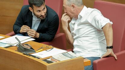 Vicent Marzà y el portavoz parlamentario de Compromís, Joan Baldoví, en el parlamento valenciano.