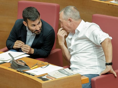 Vicent Marzà y el portavoz parlamentario de Compromís, Joan Baldoví, en el parlamento valenciano.