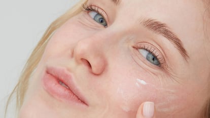 Artículo de EL PAÍS Escaparate sobre una crema hidratante para el acné de Neutrogena que acaba con los granos.