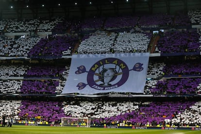 Aficionados del Real Madrid en la grada con los colores del equipo antes del partido.