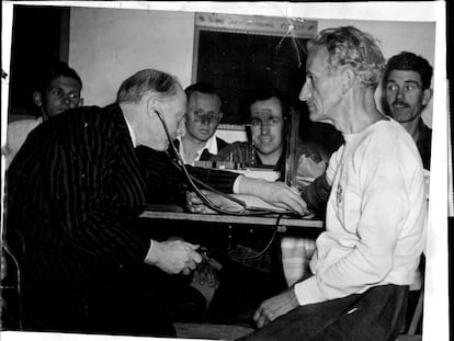 Un médico toma la tensión de Percy Cerutty, antes de una carrera, en 1956.