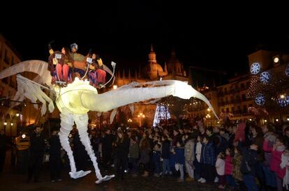 Una gran ave de luz, de la compañía Efímer, de Lleida, abre la cabalgata de los Reyes Magos en Segovia.