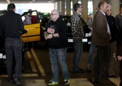 Medio centenar de taxistas impiden a los usuarios del aeropuerto de El Prat de Llobregat (Barcelona) subir a un taxi para poder salir del recinto, en una protesta espontánea contra los nuevos turnos, que no cuenta con el respaldo de los sindicatos mayoritarios.