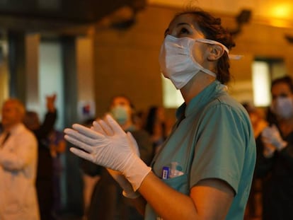 Sanitarios aplauden en la puerta del Hospital Infanta Luisa de Sevilla. / EDUARDO BRIONES (EP)