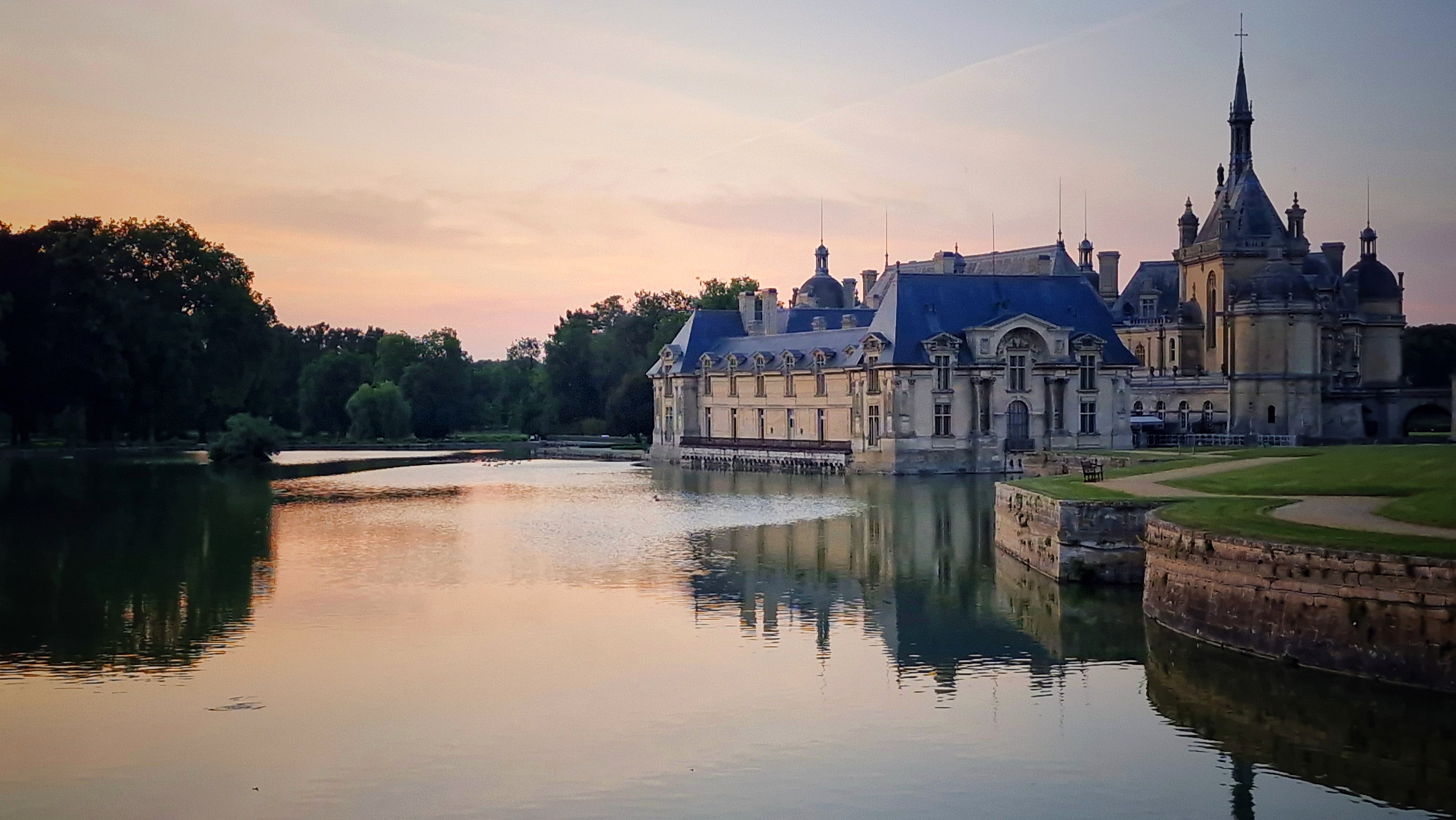 Castillo de Chantilly al atardecer, un 'château' histórico en la localidad francesa del mismo nombre donde se guarda  el manuscrito de 'Las muy ricas horas del Duque de Berry'.