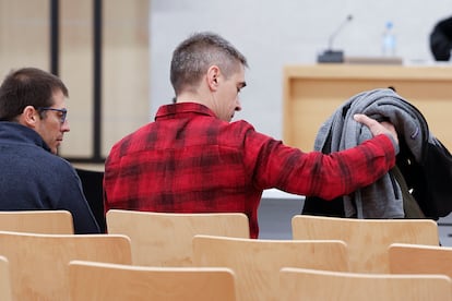 Desde la izquierda, Aitor Aguirrebarrena y Asier Arzalluz, en el banquillo de la Audiencia Nacional el pasado noviembre.
