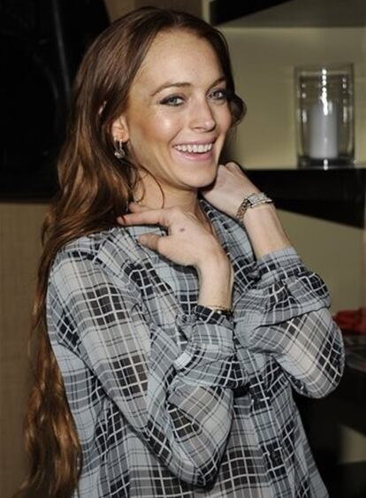 La extrema delgadez que muestra Lindsay Lohan desde que dejó su relación con Samantha Ronson al parecer comienza a darle algunos problemas. Y es que los productores de <i>The other side</i>, la película que la actriz está a punto de comenzar a rodar, le han pedido que aumente de peso para adaptarse mejor al papel que interpretará, pero también porque no quieren que algún problema de salud derivado de su delgadez intervenga en el rodaje. "Los productores quieren que Lindsay luzca como una persona normal y sana, no como un esqueleto", ha declarado una fuente cercana a la revista <i>America's Star</i>. "Así que le han ordenado que descanse y coma más".