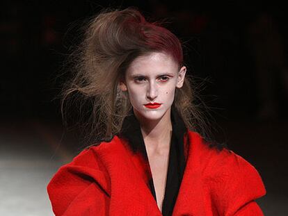 Modelo del desfile de Yohji Yamamoto.