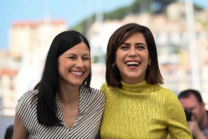 Las actrices Helena Miquel (izquierda) y María León, durante el "photocall" de la película 'Cerrar Los Ojos', el 22 de mayo.