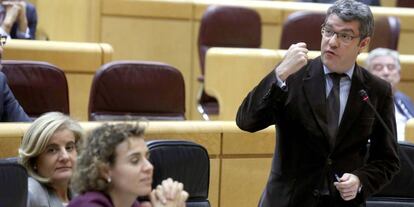 El ministro de Energía, Turismo y Agenda Digital, Álvaro Nadal, durante su intervención en el pleno en el Senado, donde se celebra una sesión de control al Gobierno.