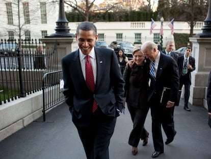 US President Barack Obama, followed by Secretary of State Hillary Clinton and Vice President Joe Biden, enter the White House in 2009.