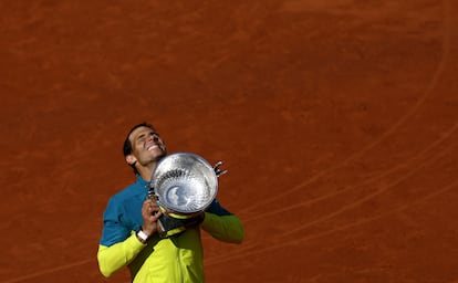 Con su decimocuarto triunfo en París, Nadal se convierte en el campeón más veterano en la historia del grande francés, 92 trofeos ya en las vitrinas y dos grandes de dos en este 2022 (Abierto de Australia y Roland Garros), y da una nueva vuelta de tuerca a la razón. La pulveriza. En la imagen, Nadal levanta el trofeo de Roland Garros. 
