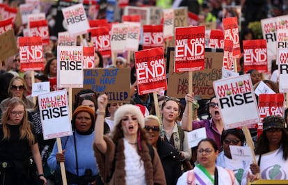 Decenas de personas participan en la manifestación por el Día Internacional de la Mujer en Londres (Reino Unido).