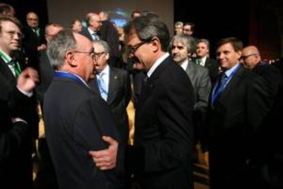 El presidente de la Generalitat, Artur Mas (d), y el presidente de ChemMed, Jesús Loma-Ossorio (i), tras el acto de constitución del Clúster Químico Mediterráneo ChemMed, formado por la Autoridad Portuaria de Tarragona (APT) y la Asociación Empresarial Química de Tarragona (AEQT).