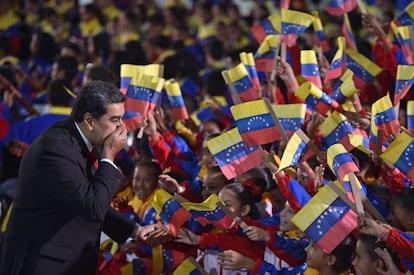 El presidente de Venezuela, Nicolás Maduro, saluda a los niños a su llegada para la ceremonia de inauguración de su segundo mandato, en la Corte Suprema de Justicia (TSJ), en Caracas.