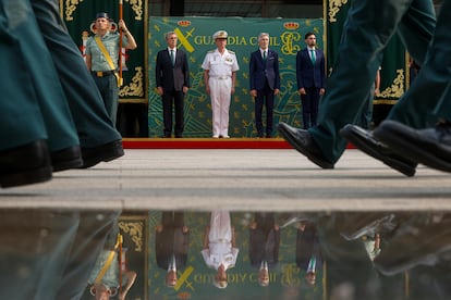 El ministro del Interior, Fernando Grande-Marlaska, durante el acto de posesión de Leonardo Marcos (izda.) como director general de la Guardia Civil, este martes en Madrid.