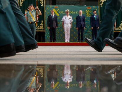 El ministro del Interior, Fernando Grande-Marlaska, durante el acto de posesión de Leonardo Marcos (izda.) como director general de la Guardia Civil, este martes en Madrid.