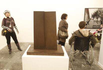 La escultura Madrid, de Richard Serra, en el centro del espacio de la galería Carreras Múgica en Arco.