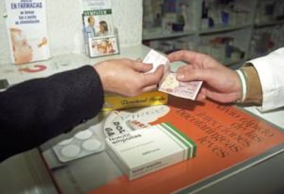 Un cliente compra en una farmacia medicamentos. EFE/Archivo