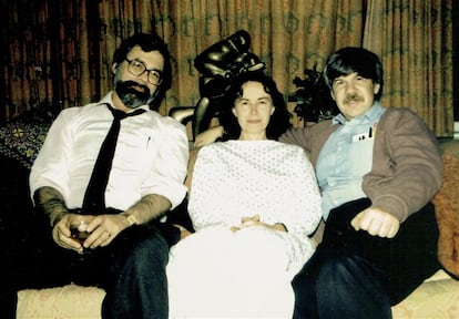 Los tres mosqueteros de la macroevolución. Elisabeth Vrba junto con Niles Eldredge (izquierda) y Steven J. Gould (derecha).
