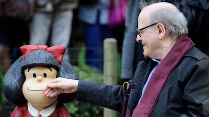 O cartunista Quino, com uma estátua da Mafalda em Oviedo, em 2014.