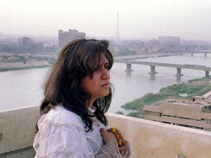 Aseel Adel, la Ahlaam que da nombre al filme, con Bagdad al fondo.